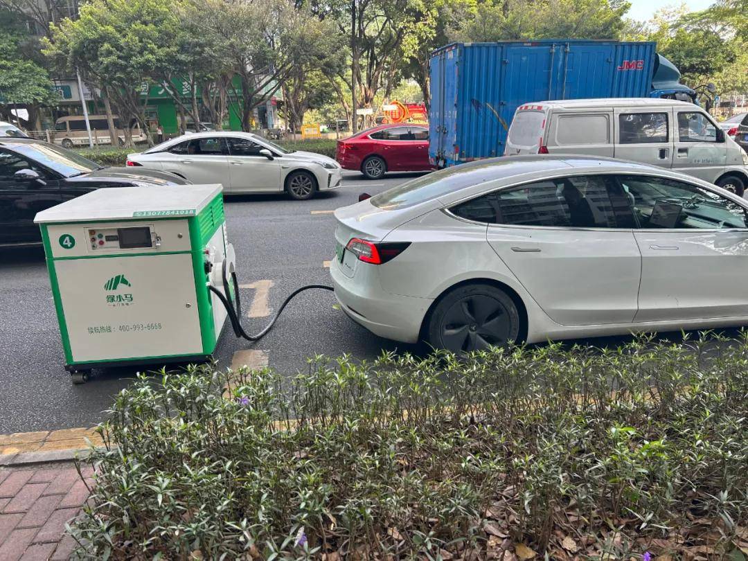 新能源汽車充電示意圖