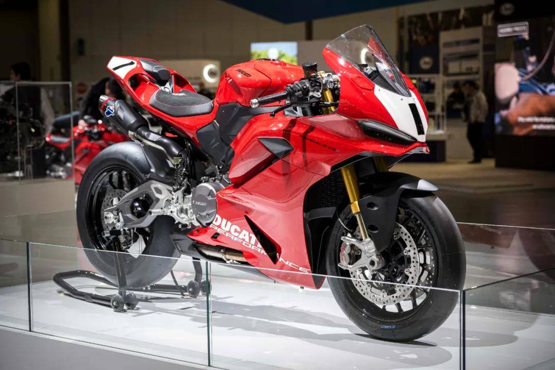 新款Panigale V2采用雙搖臂設計