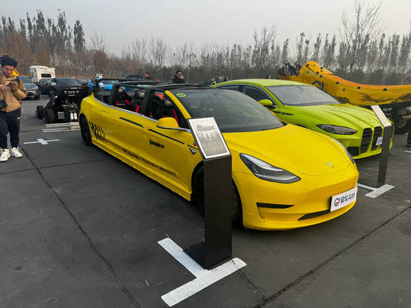 六座加長版特斯拉Model 3