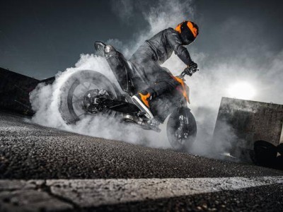 2025款KTM 790 DUKE：經(jīng)典“手術(shù)刀”再升級，能否切割新騎行時代？