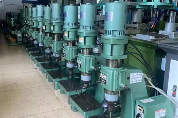 鉚釘機如何調整壓力？碩峰這樣說！